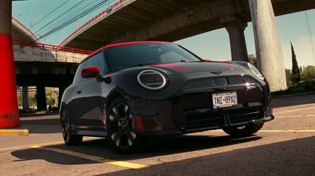 揺るぎない自信。精密でシャープなエッジとライン。力強いJCWデザイン・エレメントが存在感を放ちます。また、繊細な装飾と素材は、スリリングなスタイルと機能性を生み出します。